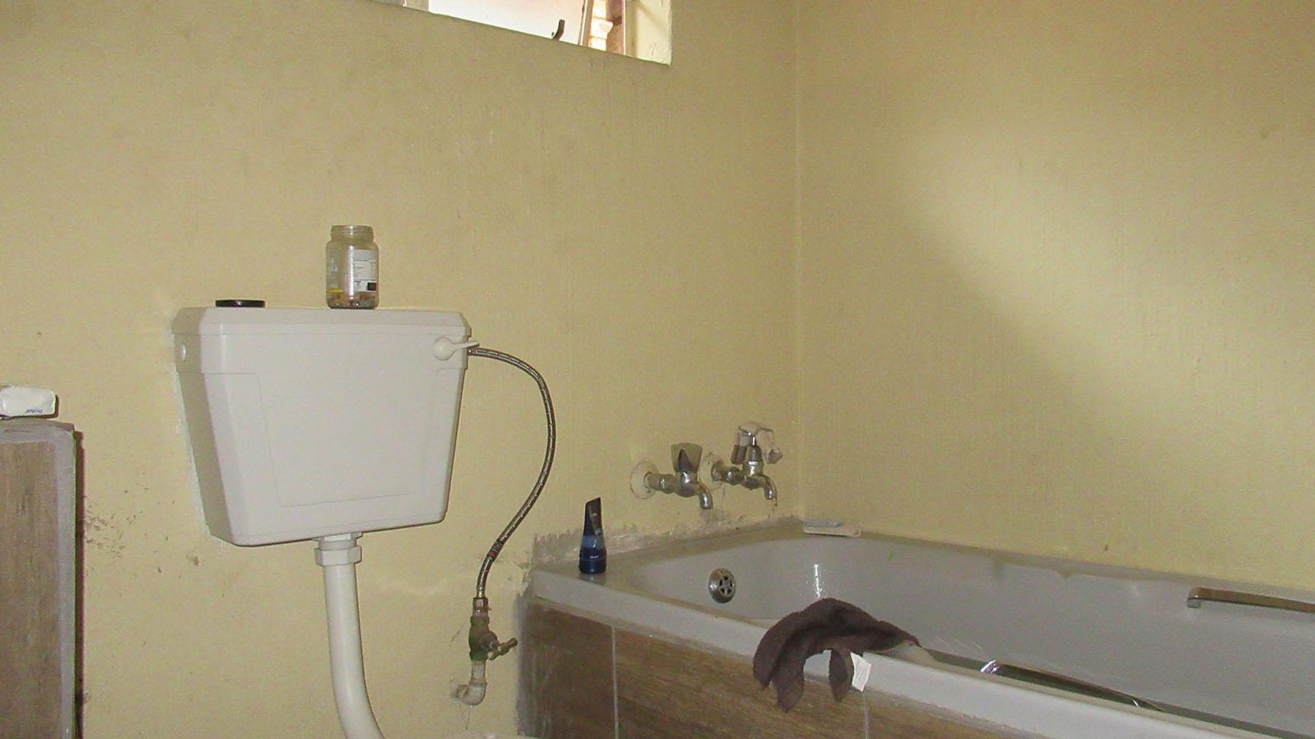 Bathroom 3+ - 13 square meters of property in Bassonia