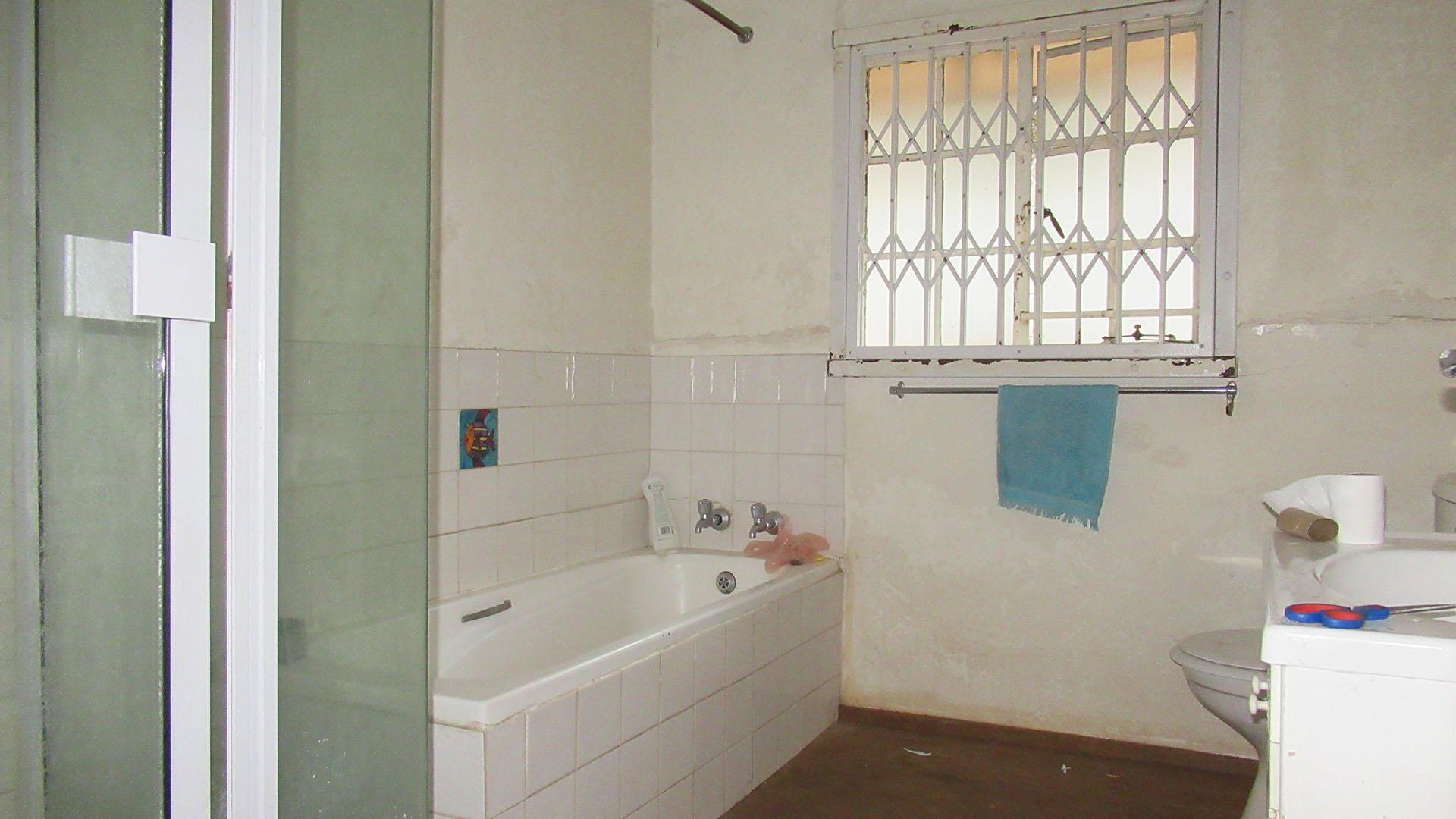 Bathroom 3+ - 13 square meters of property in Bassonia