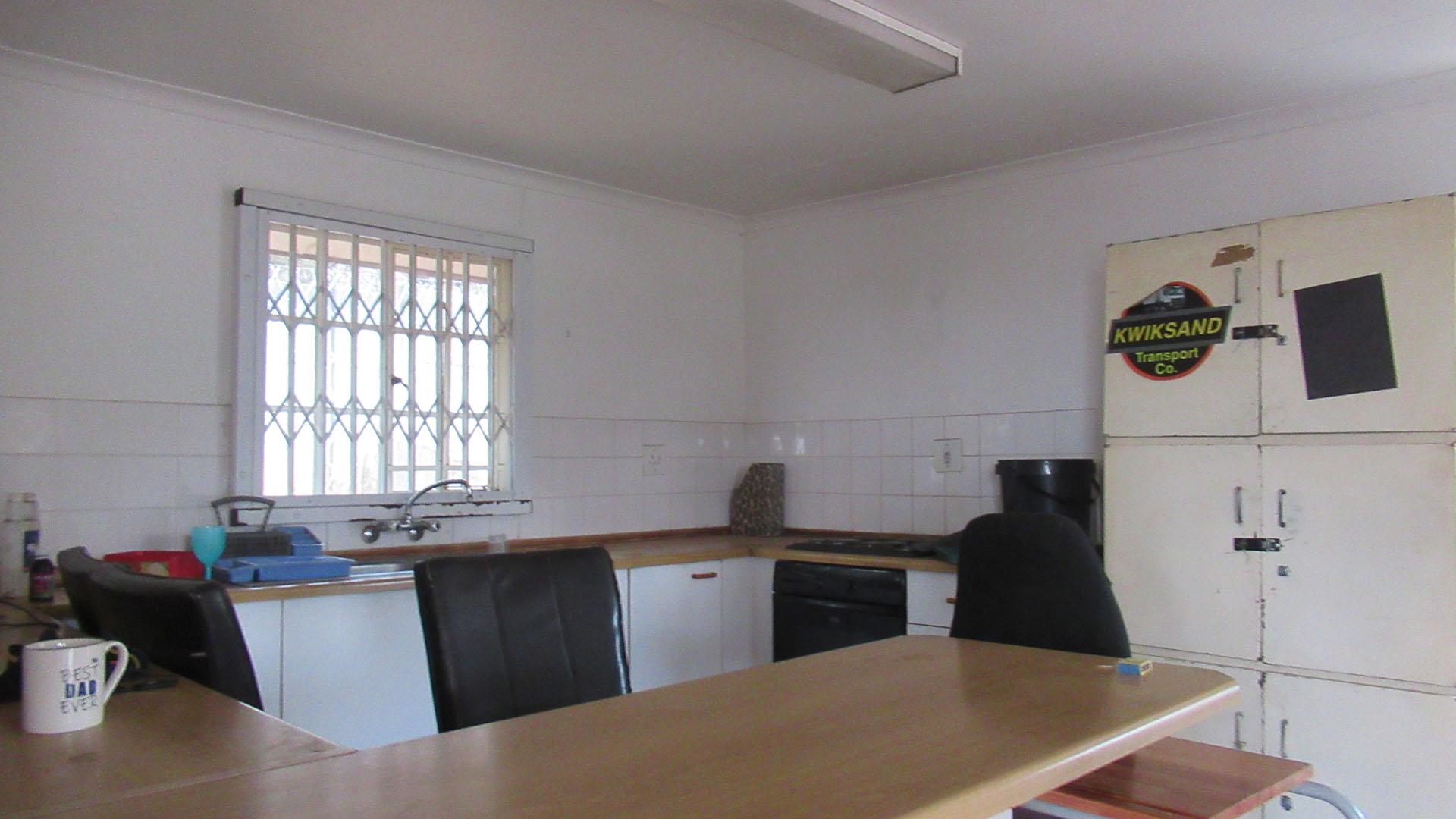 Kitchen - 27 square meters of property in Bassonia