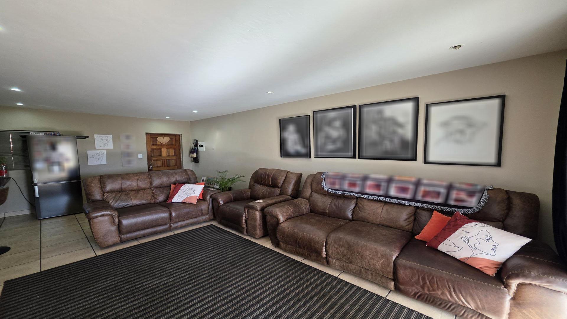 Lounges of property in Reyno Ridge