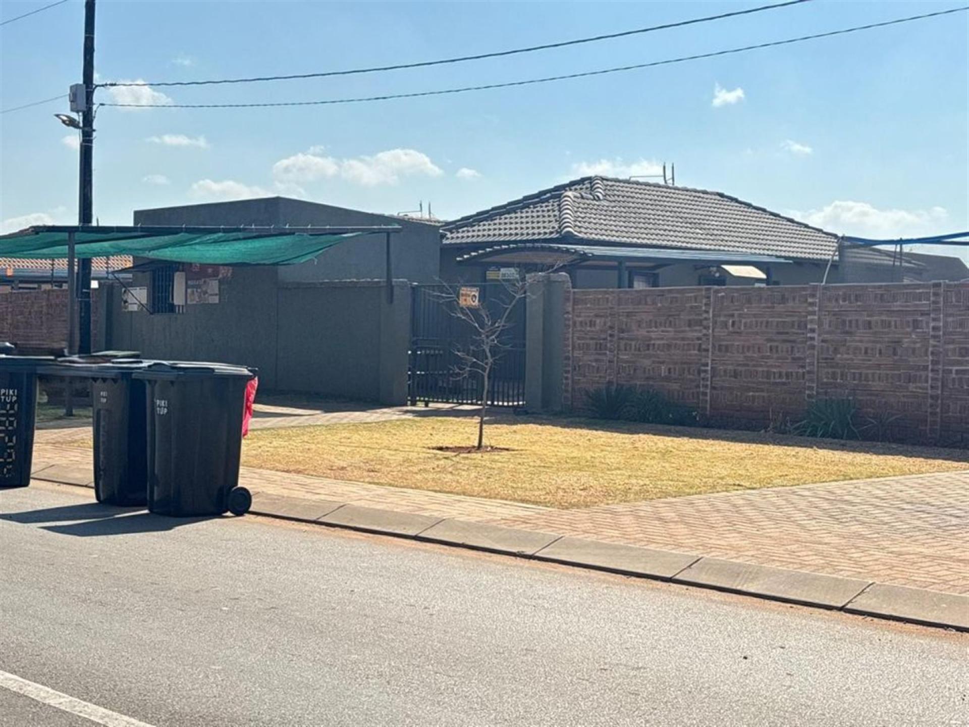 Front View of property in Protea Glen