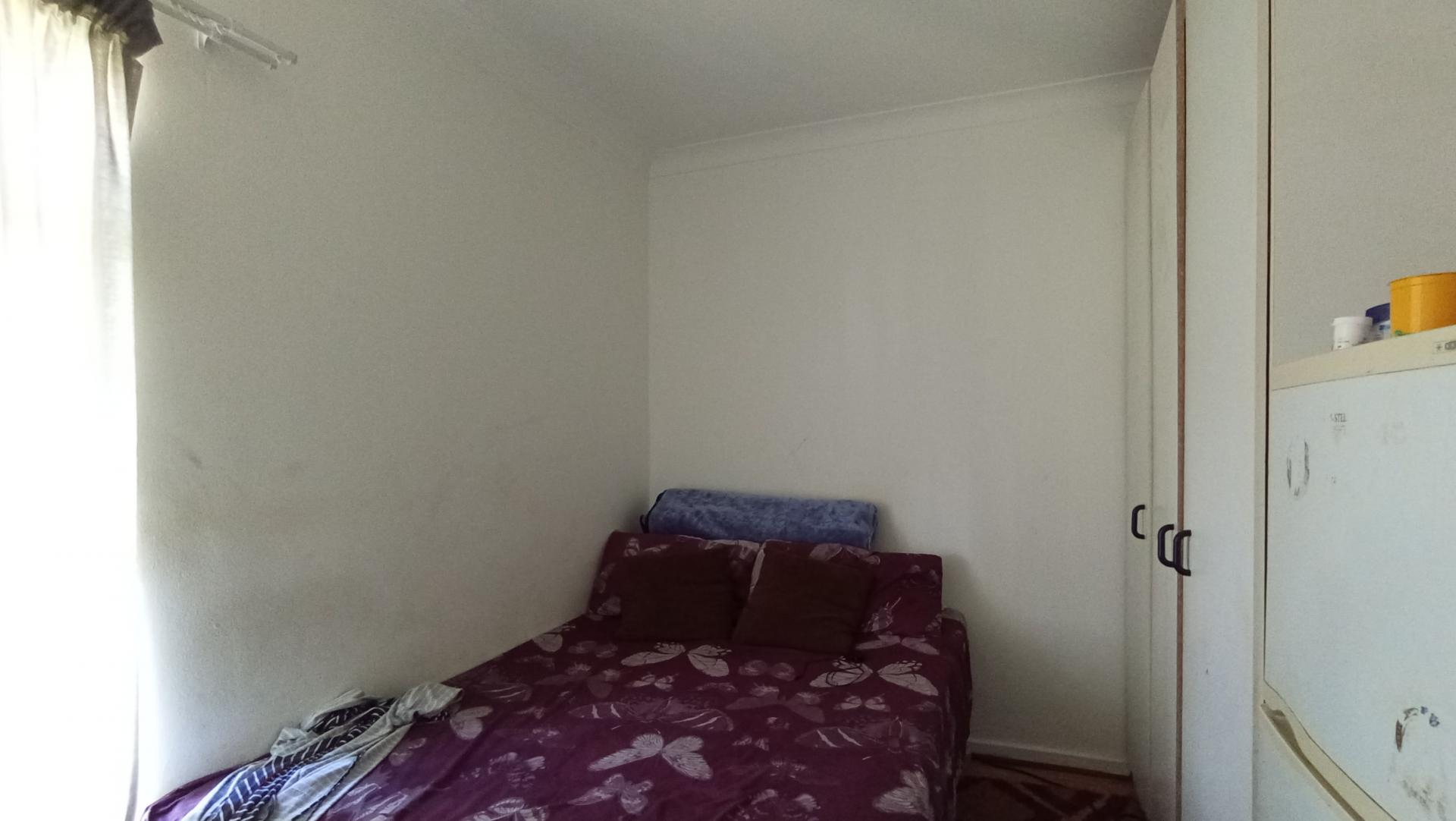 Bed Room 1 - 28 square meters of property in Klopperpark