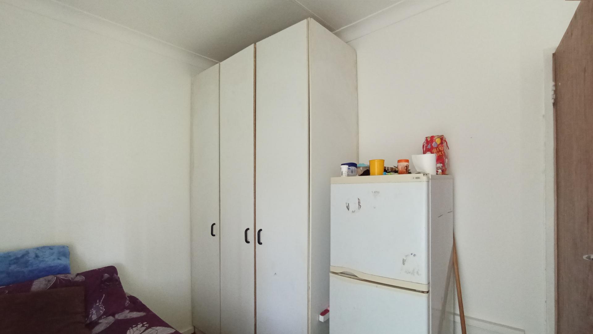 Bed Room 1 - 28 square meters of property in Klopperpark