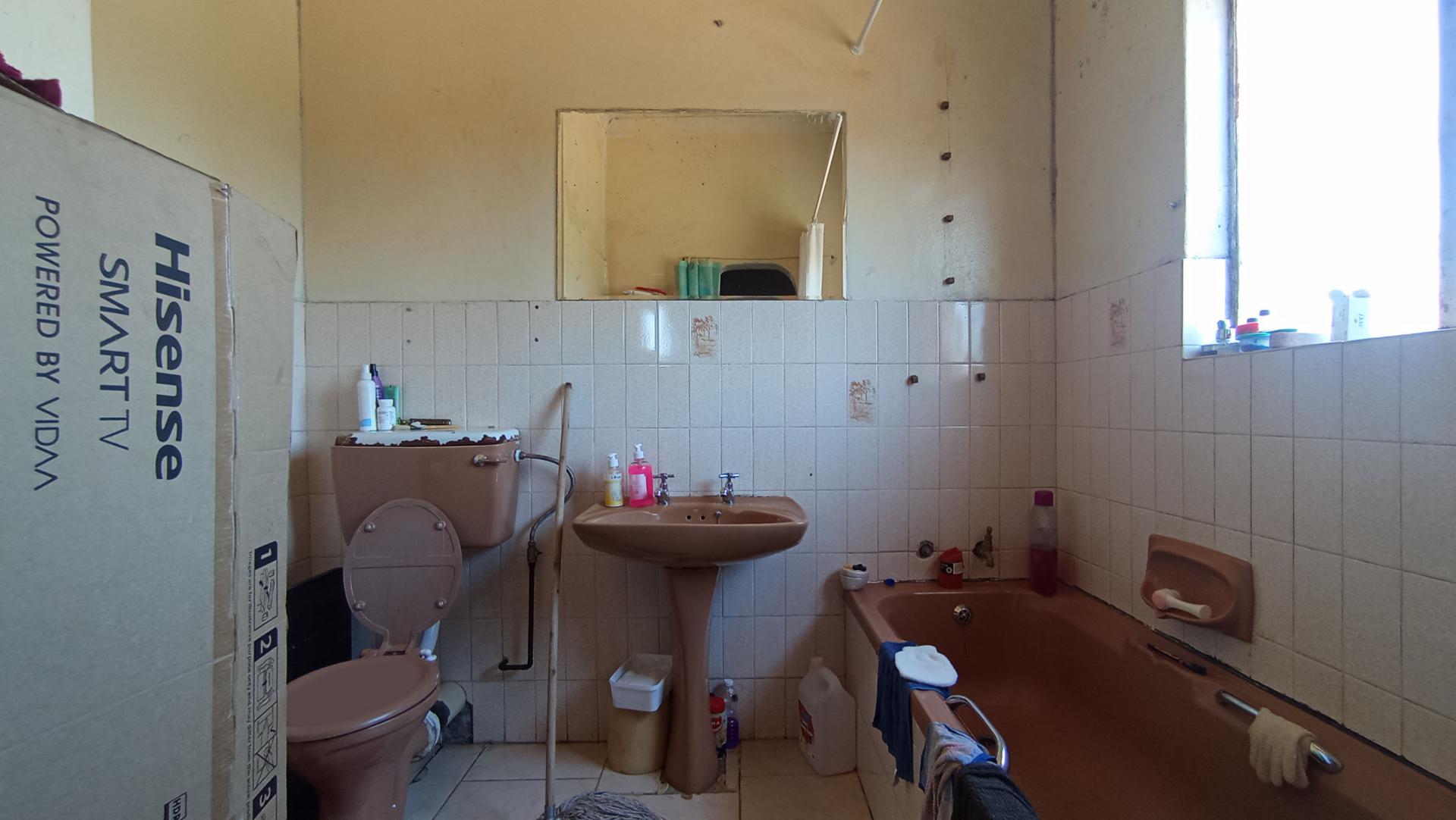 Bathroom 2 - 7 square meters of property in Klopperpark