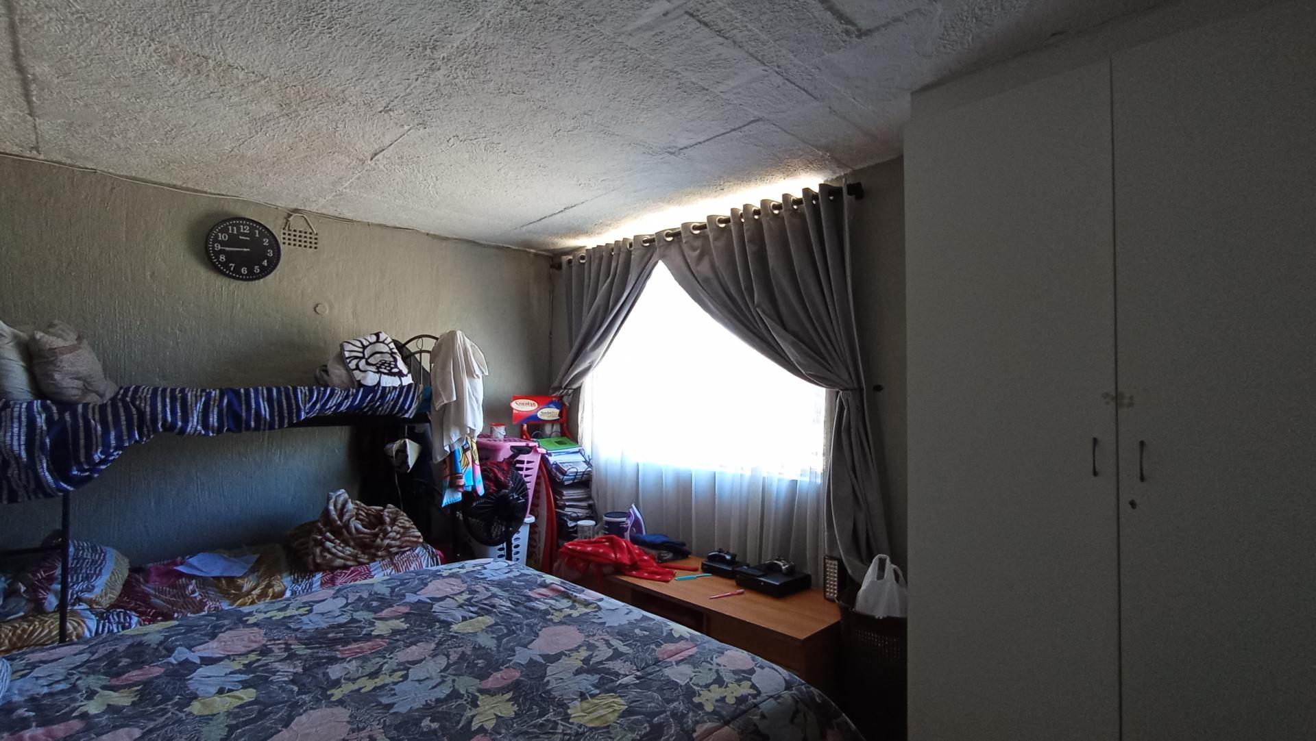 Bed Room 1 - 18 square meters of property in Symhurst