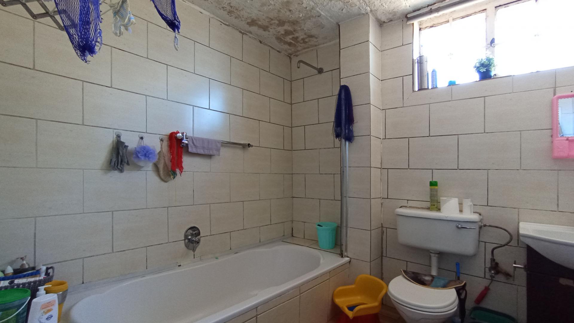 Bathroom 1 - 7 square meters of property in Symhurst