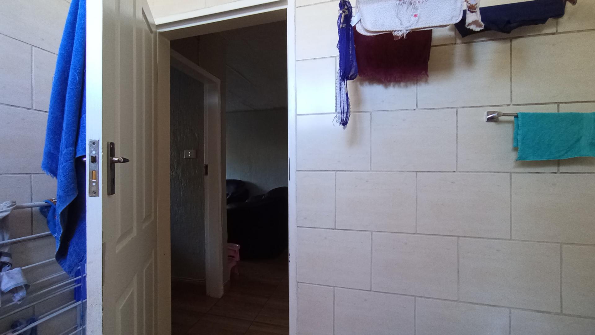 Bathroom 1 - 7 square meters of property in Symhurst