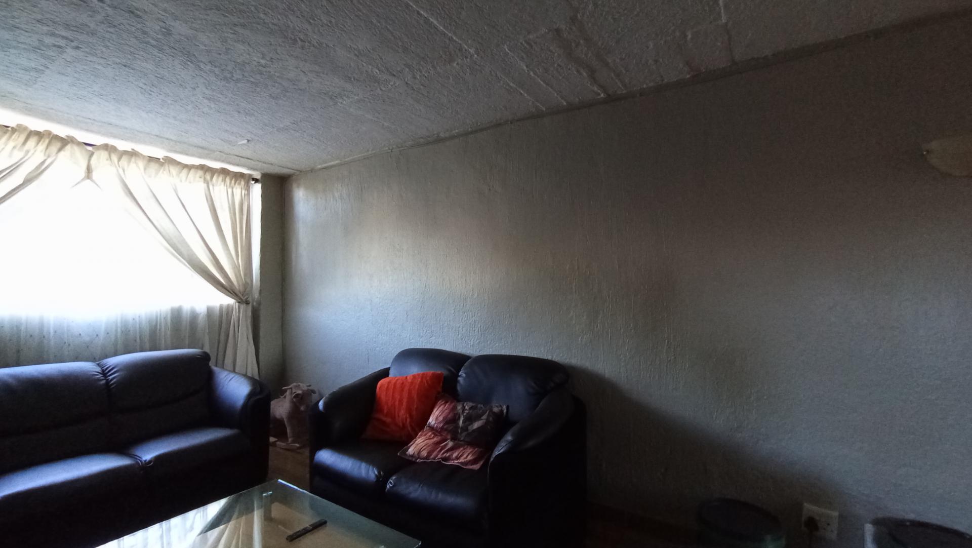 Lounges - 15 square meters of property in Symhurst