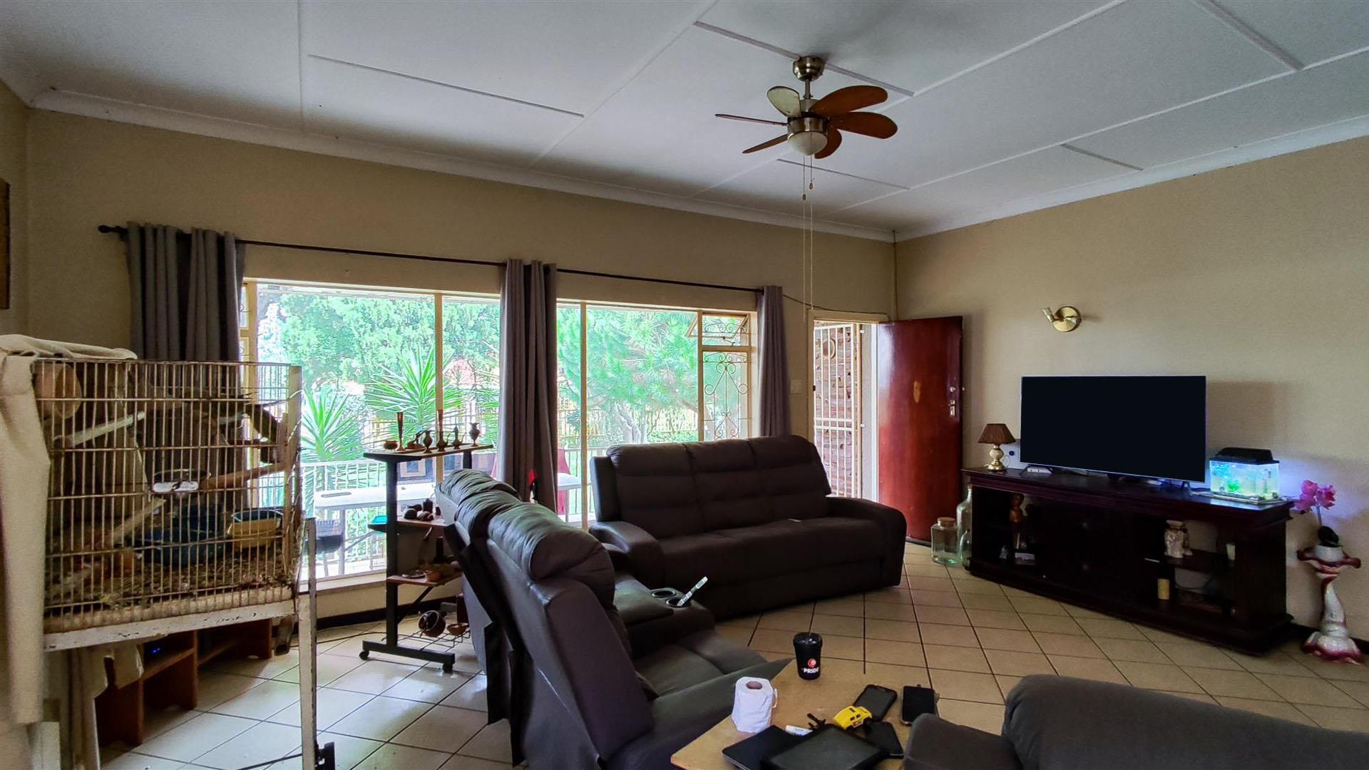 Lounges - 29 square meters of property in Farrarmere