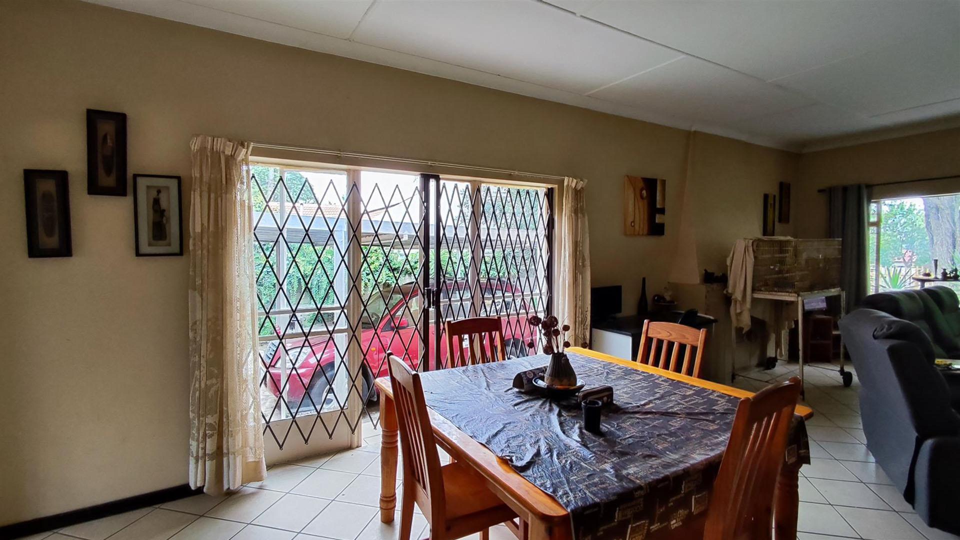 Dining Room - 15 square meters of property in Farrarmere