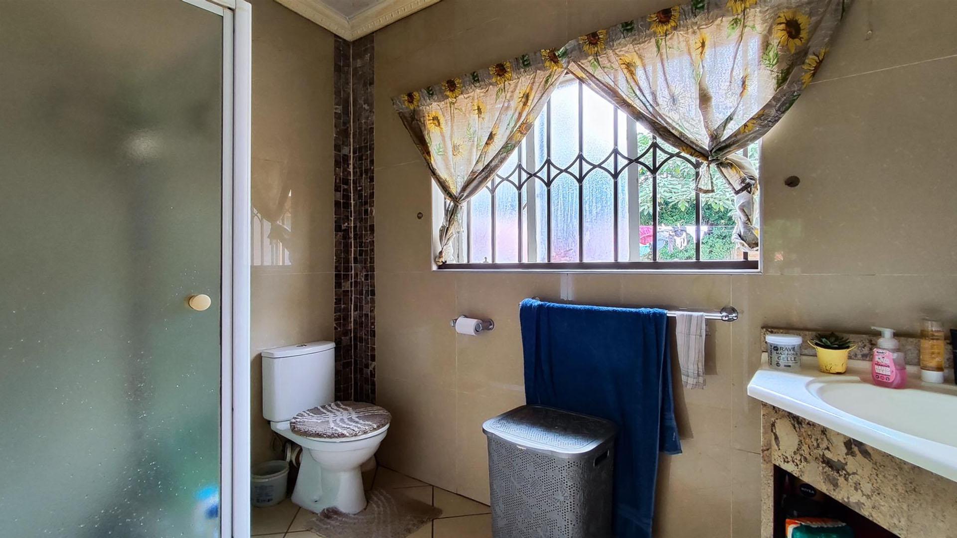 Bathroom 1 - 6 square meters of property in Farrarmere