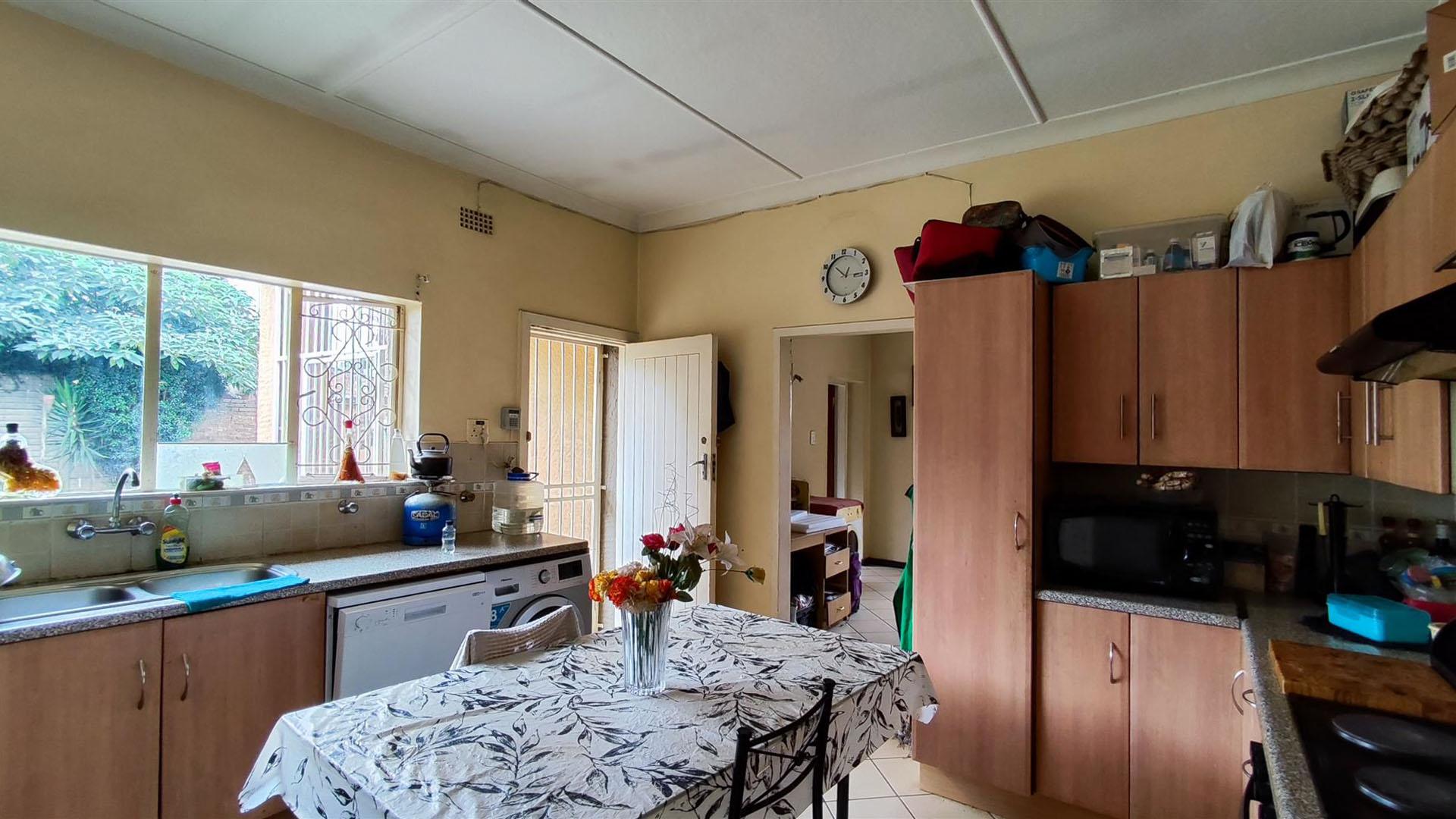 Kitchen - 16 square meters of property in Farrarmere