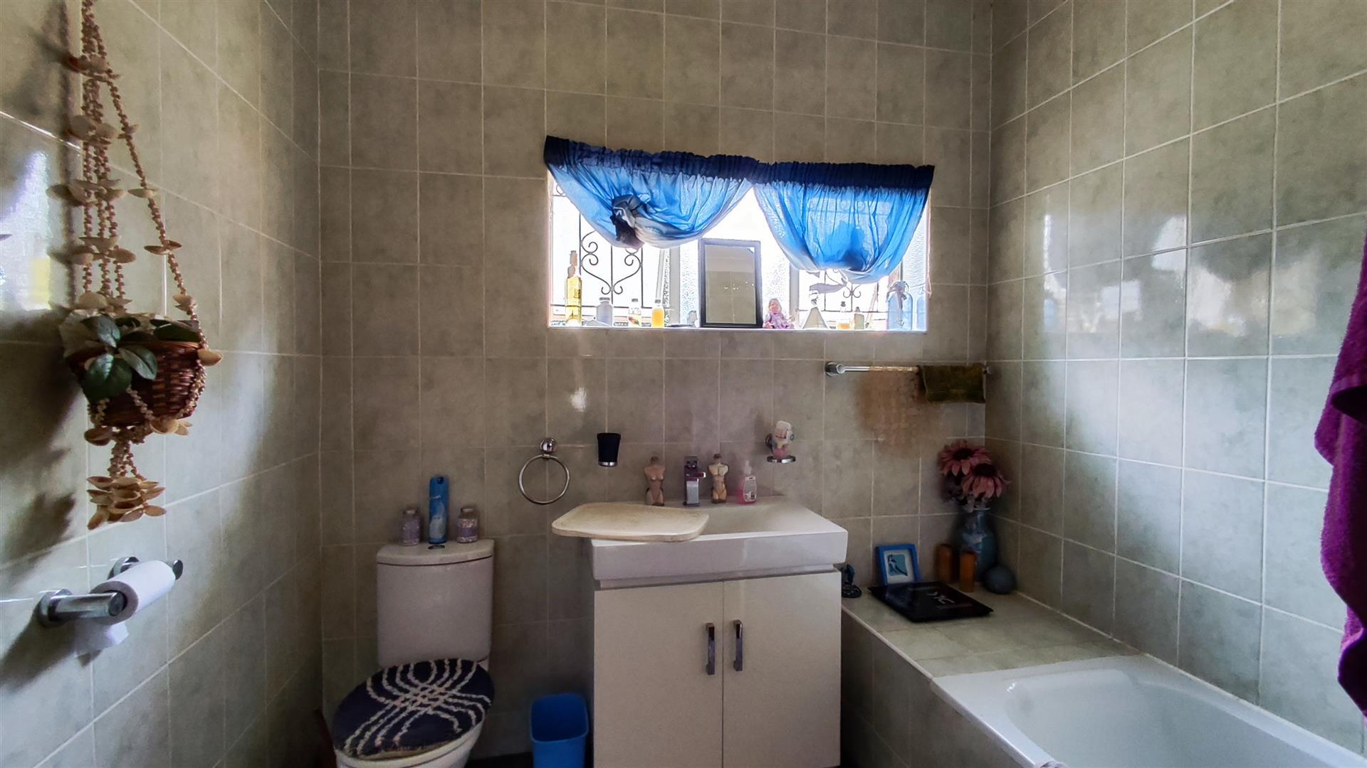 Bathroom 2 - 6 square meters of property in Farrarmere