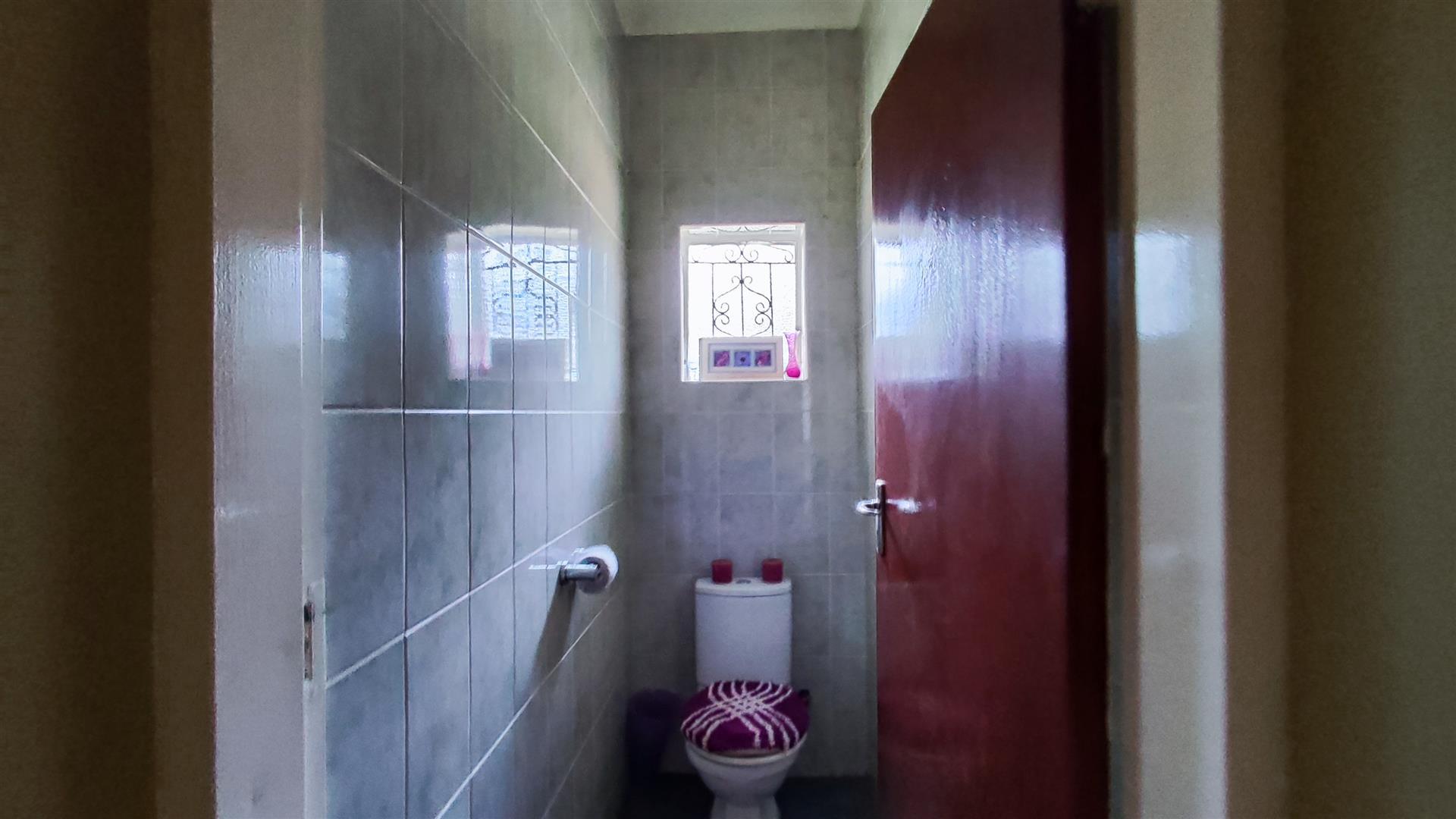 Guest Toilet - 2 square meters of property in Farrarmere