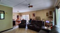 Lounges - 29 square meters of property in Farrarmere