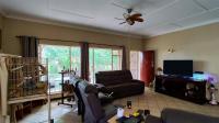 Lounges - 29 square meters of property in Farrarmere