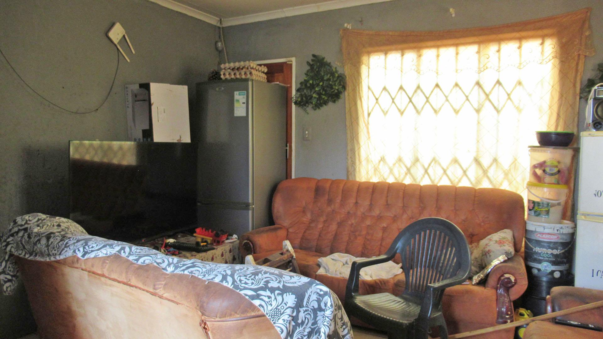 Lounges - 13 square meters of property in Protea Glen