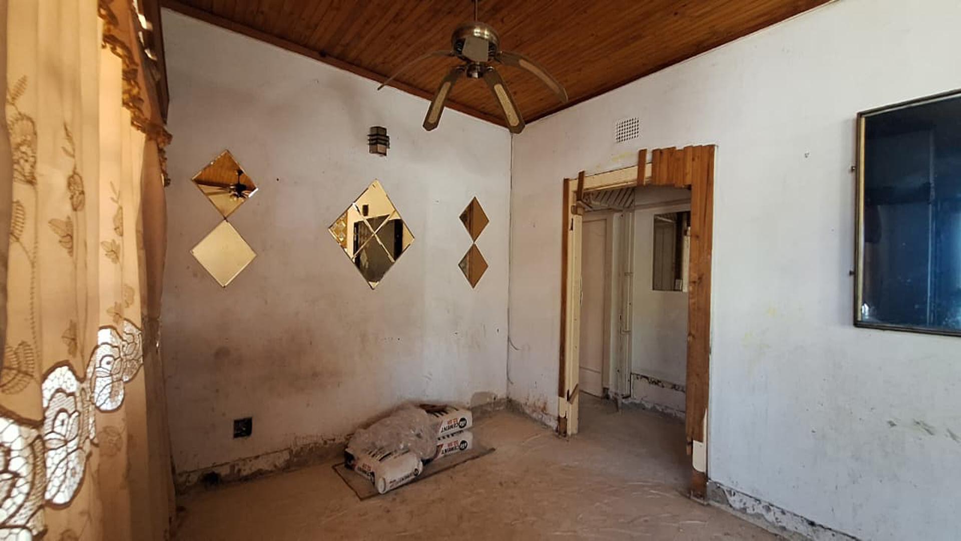 Lounges - 37 square meters of property in Rosettenville