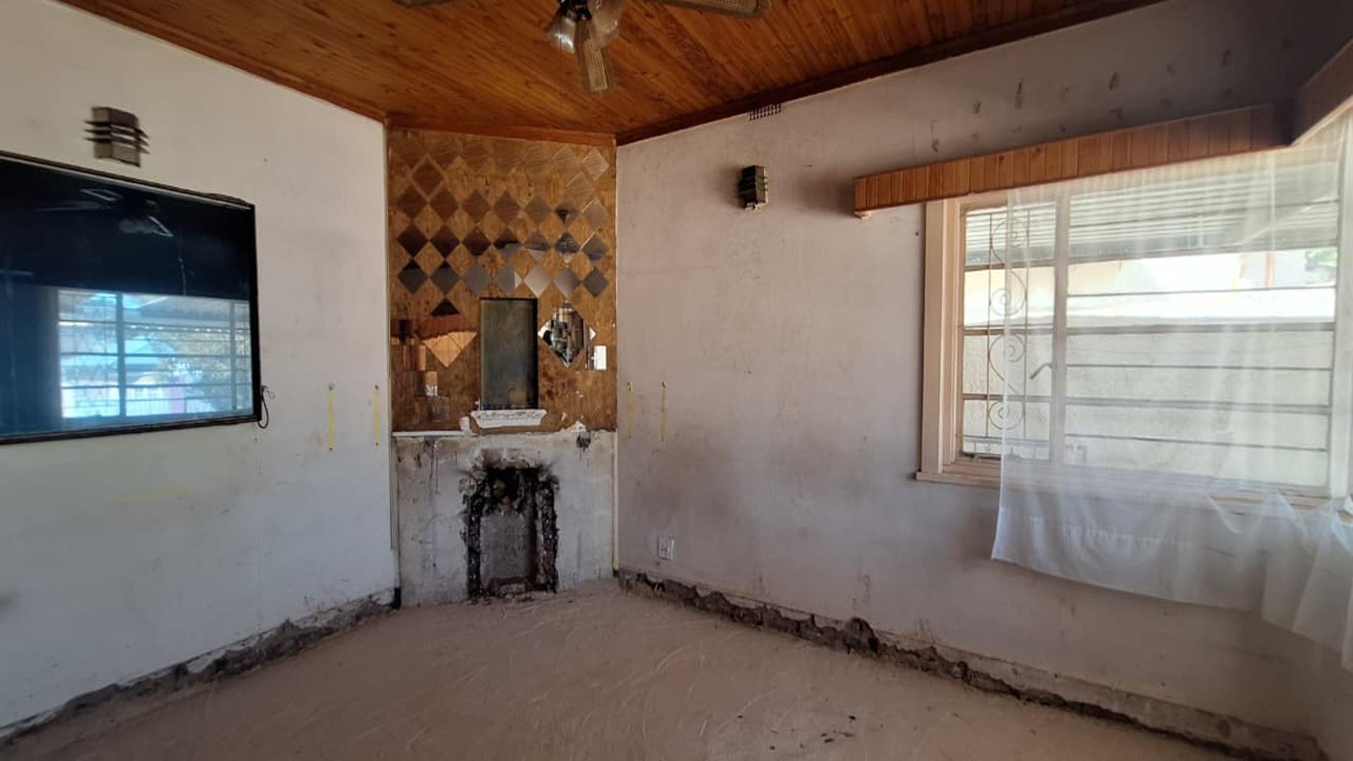 Lounges - 37 square meters of property in Rosettenville