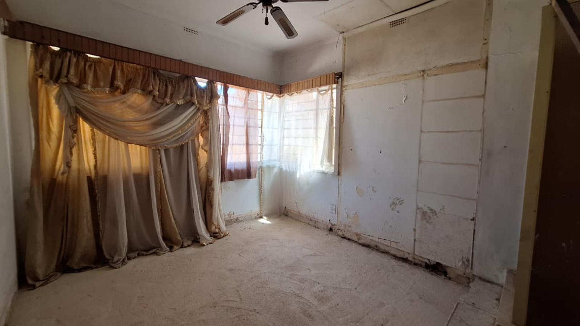 Bed Room 1 - 23 square meters of property in Rosettenville