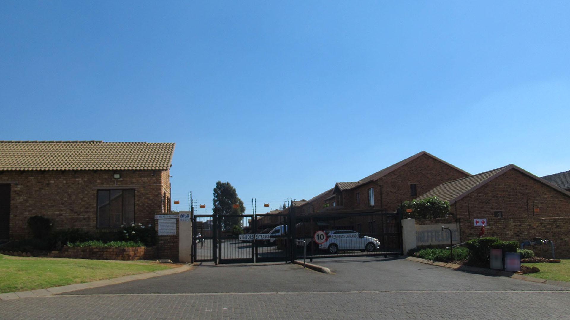 Front View of property in Chloorkop