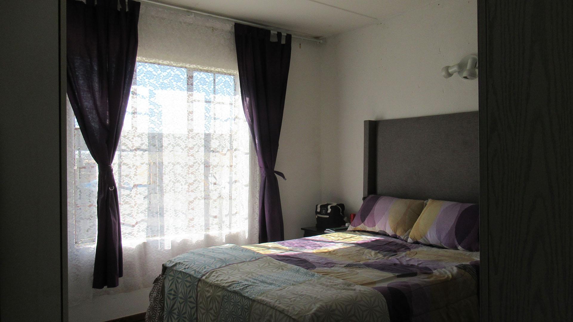 Bed Room 1 - 13 square meters of property in Chloorkop