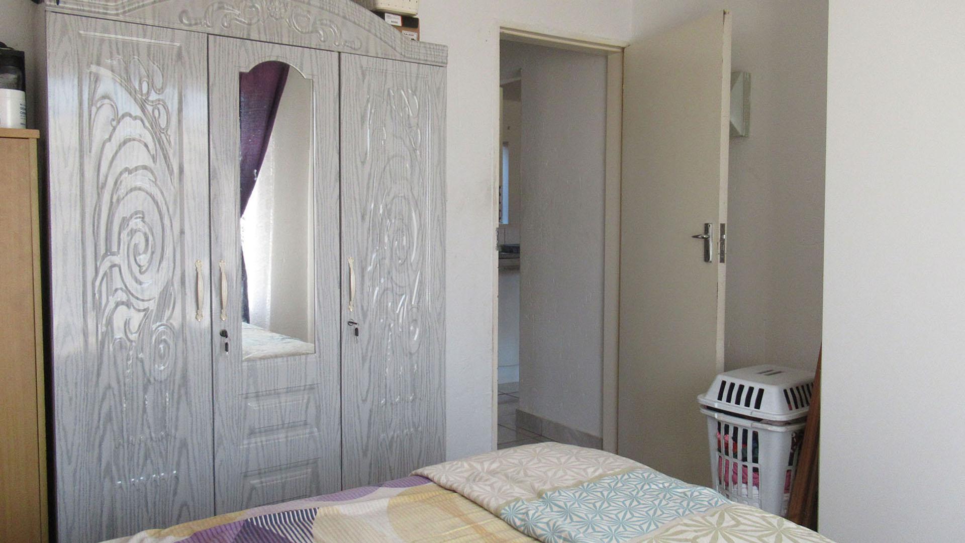Bed Room 1 - 13 square meters of property in Chloorkop