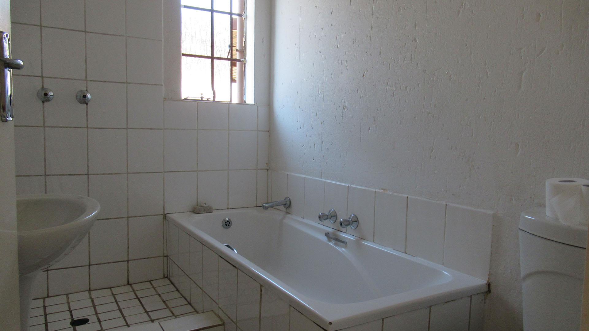 Bathroom 1 - 5 square meters of property in Chloorkop