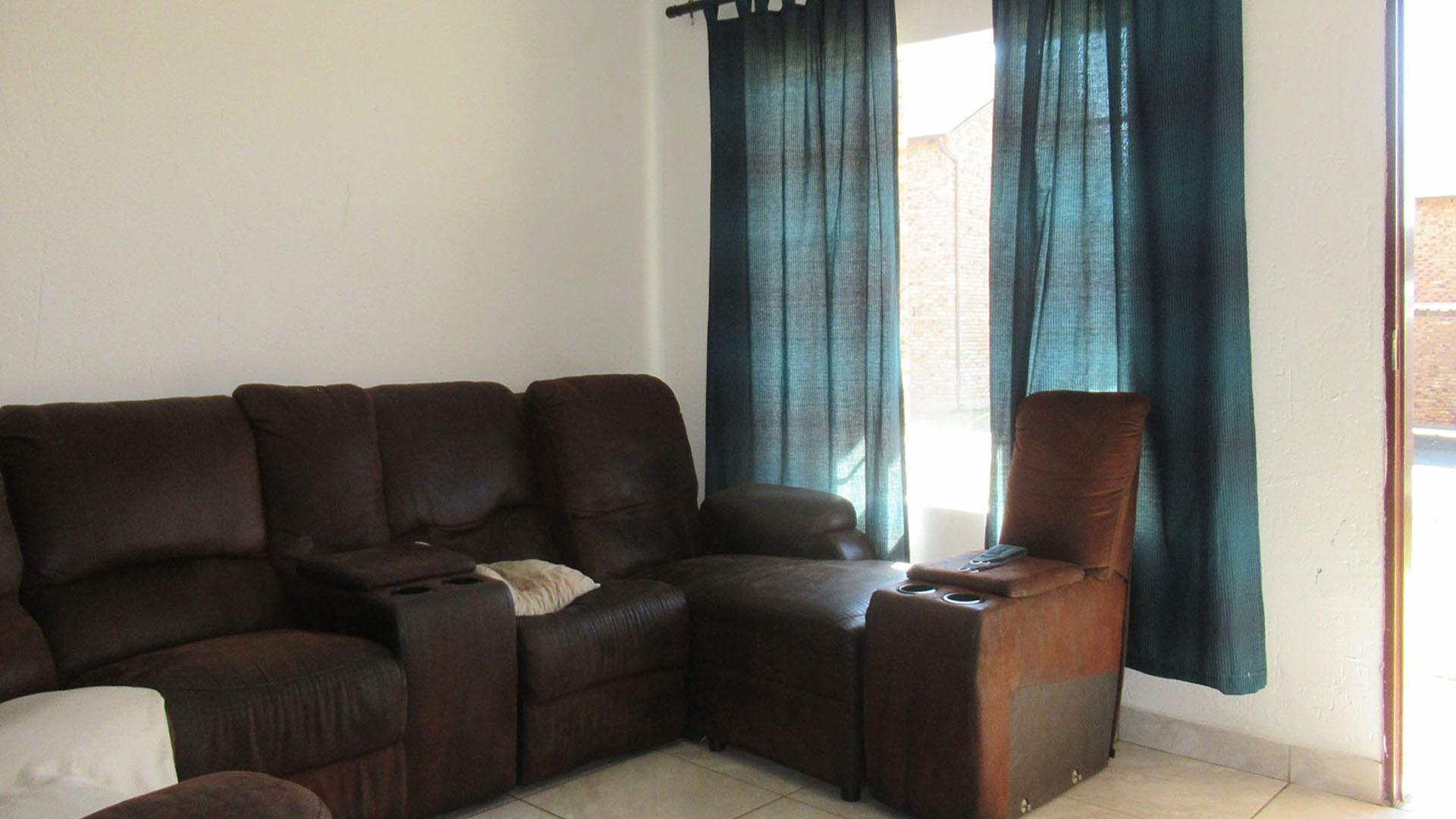 Lounges - 15 square meters of property in Chloorkop