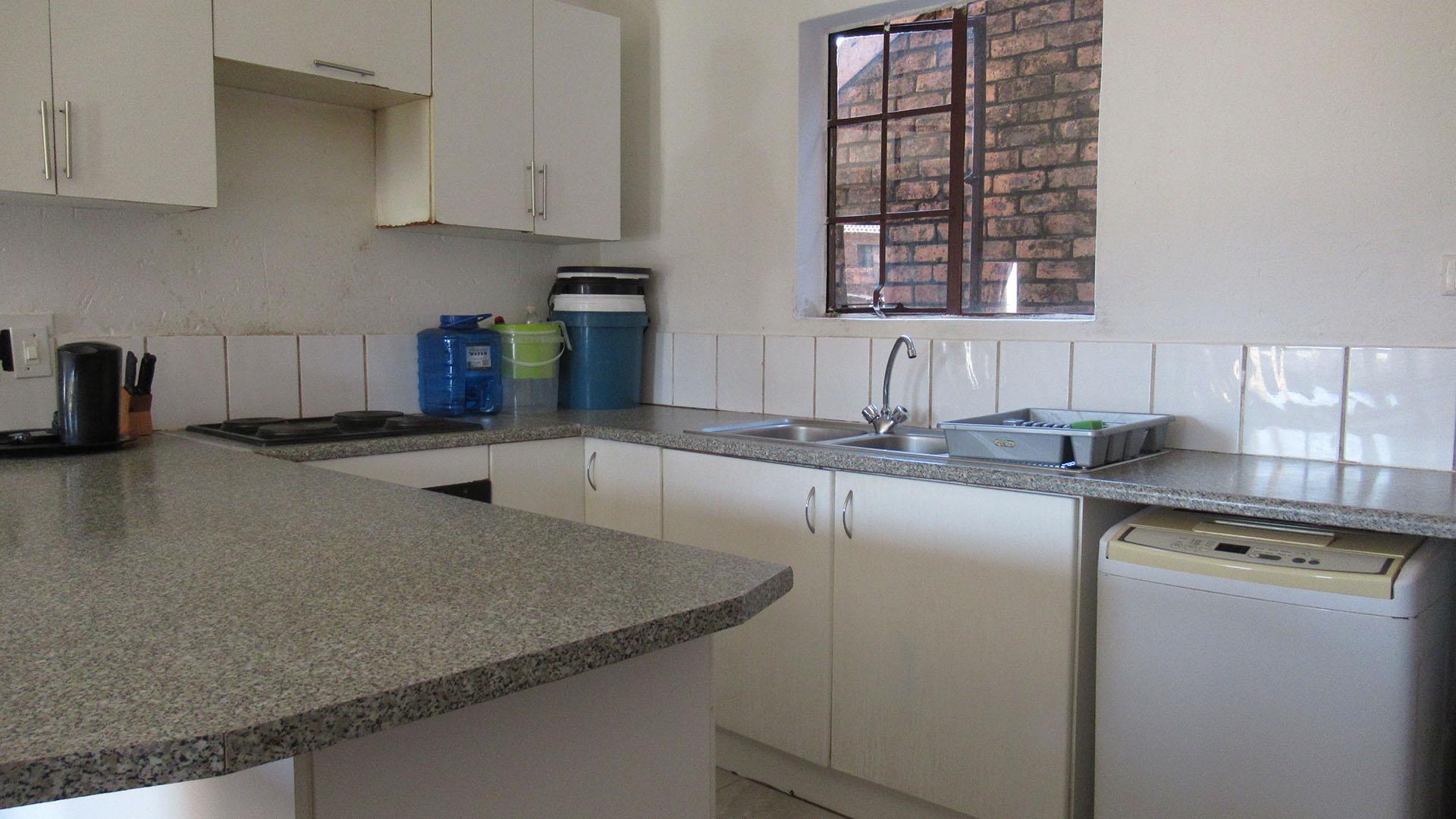 Kitchen - 10 square meters of property in Chloorkop