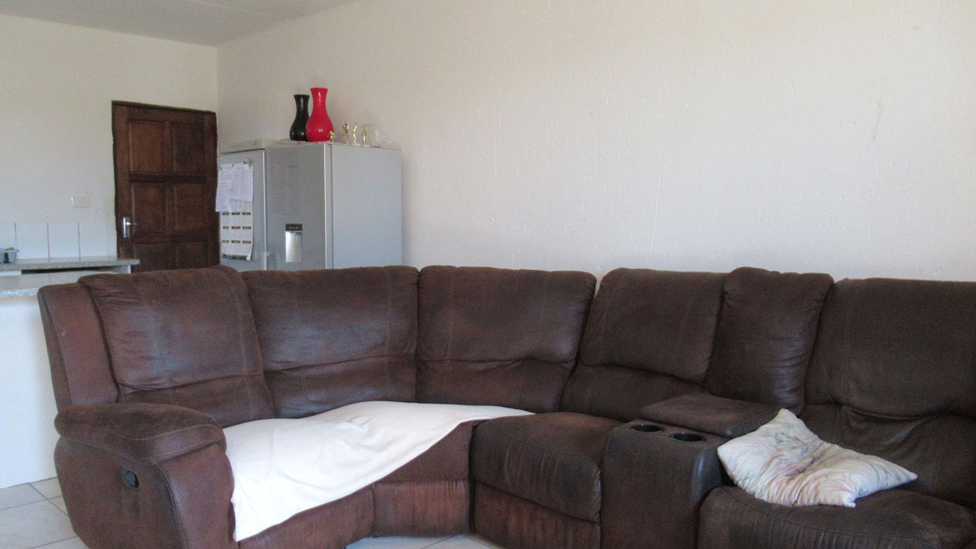 Lounges - 15 square meters of property in Chloorkop