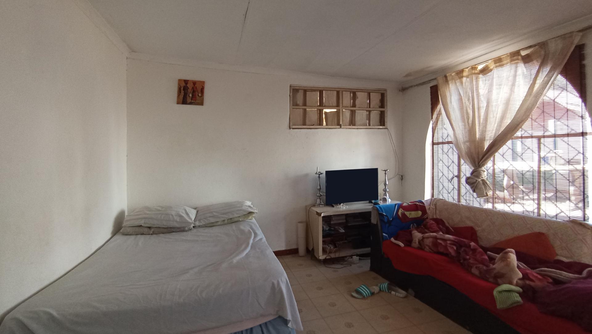 Bed Room 1 of property in Bezuidenhout Valley