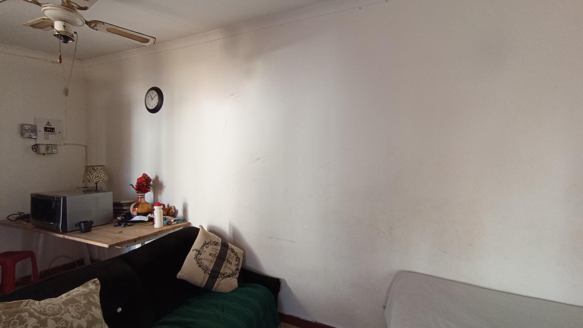 Bed Room 1 of property in Bezuidenhout Valley