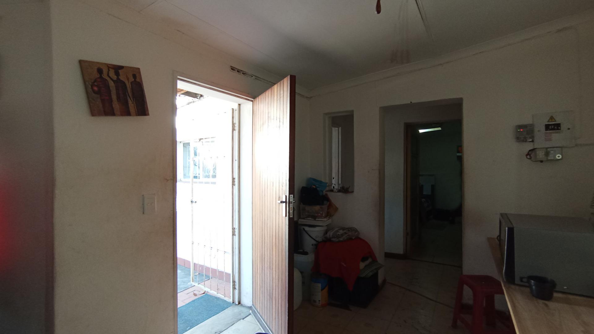 Bed Room 1 of property in Bezuidenhout Valley