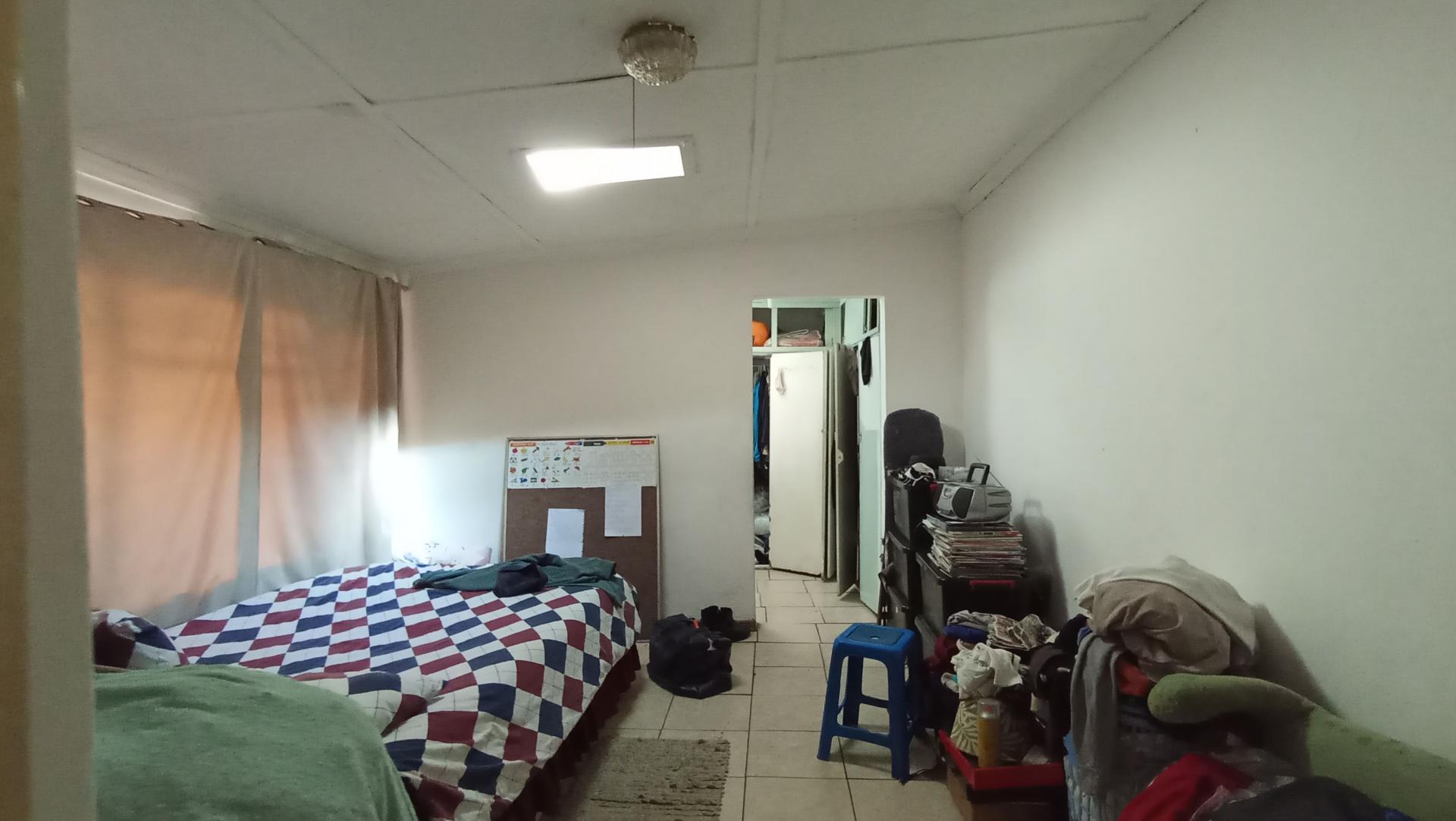 Bed Room 2 of property in Bezuidenhout Valley