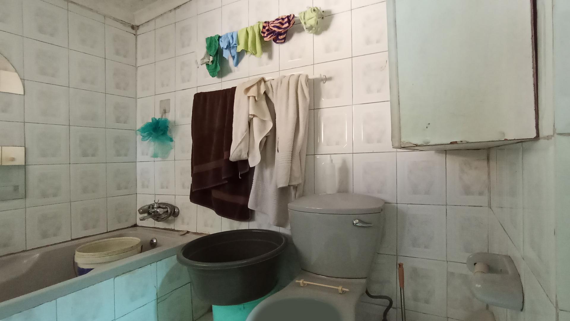 Bathroom 1 of property in Bezuidenhout Valley