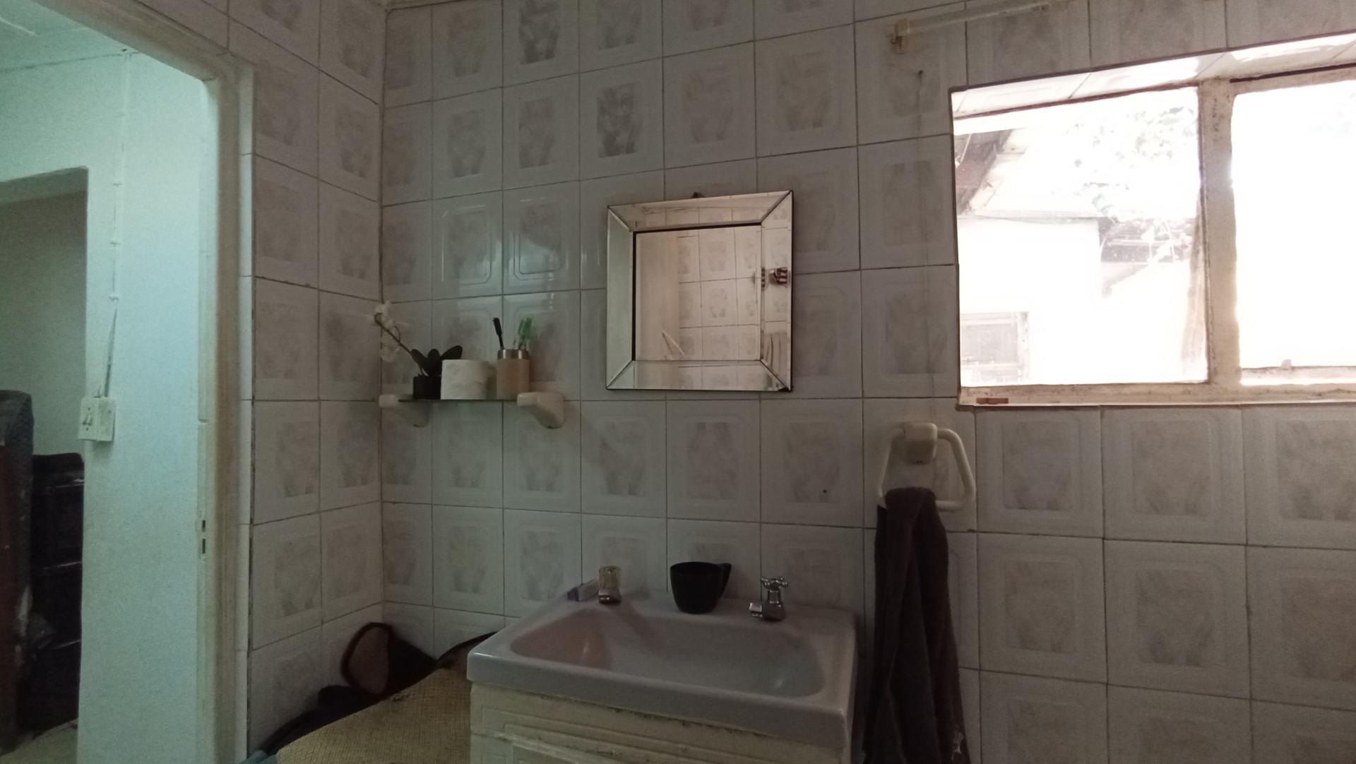 Bathroom 1 of property in Bezuidenhout Valley