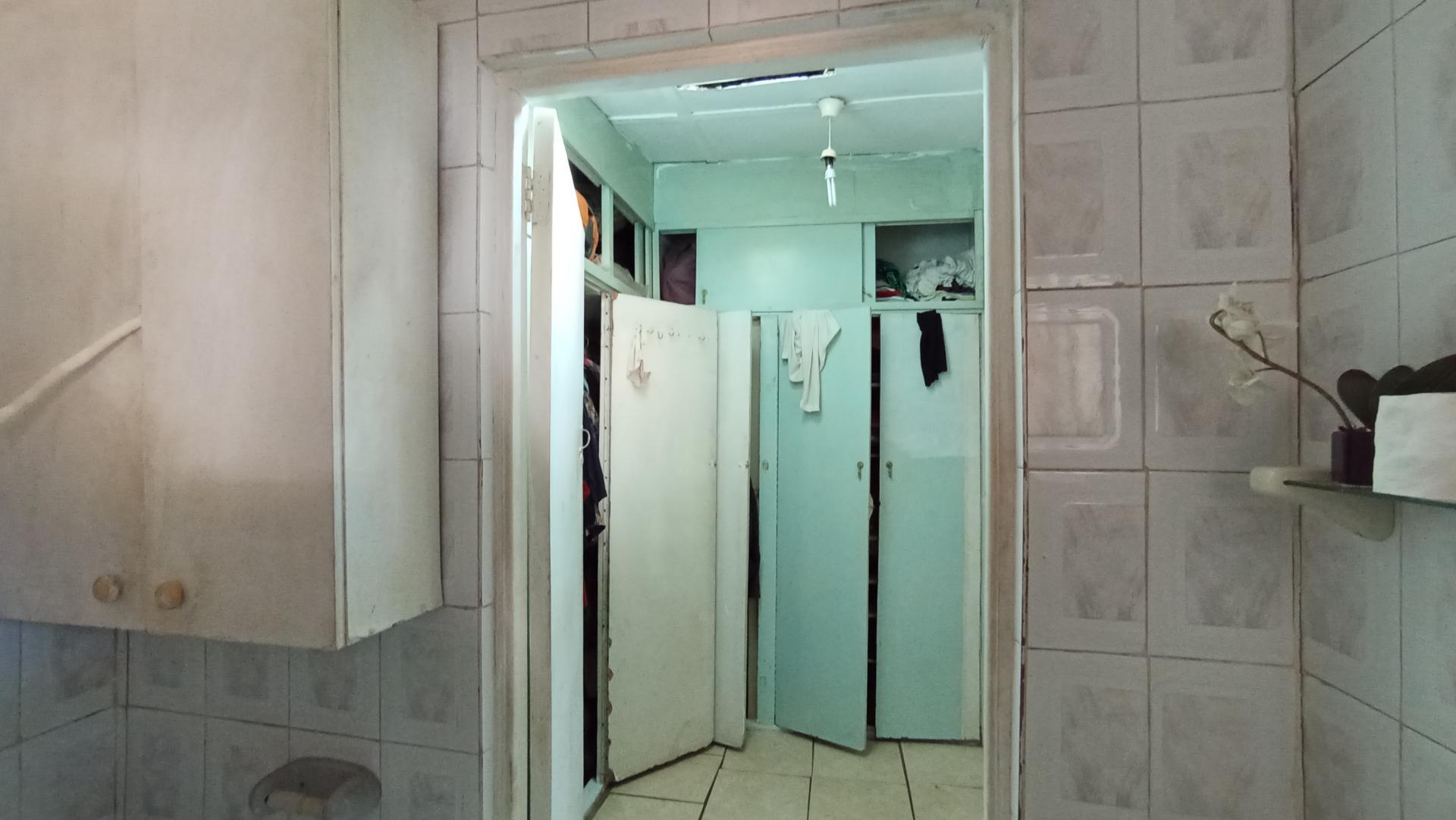 Bathroom 1 of property in Bezuidenhout Valley