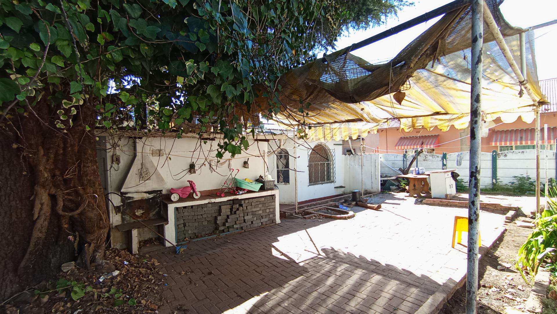 Front View of property in Bezuidenhout Valley