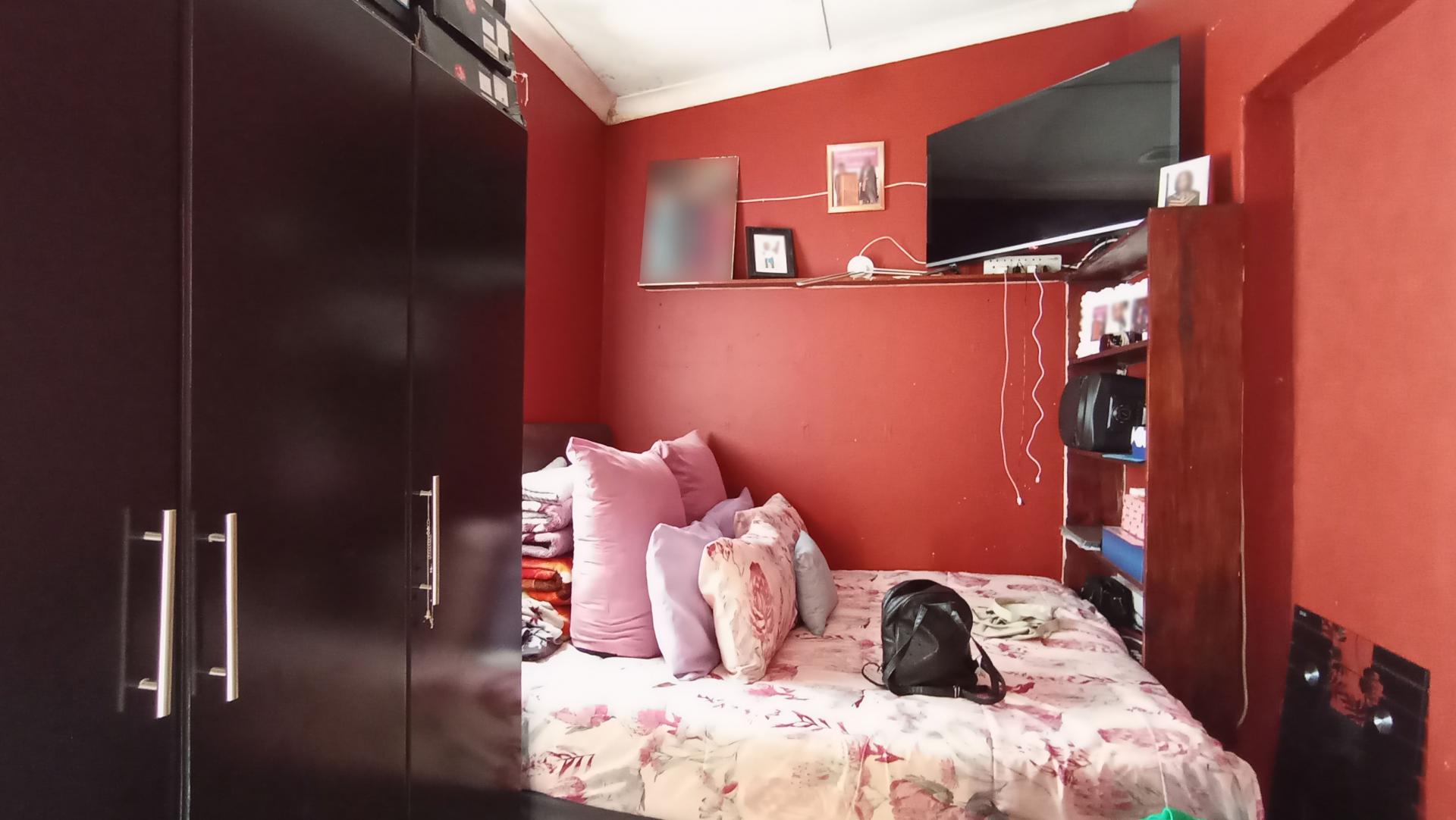 Bed Room 1 of property in Bezuidenhout Valley