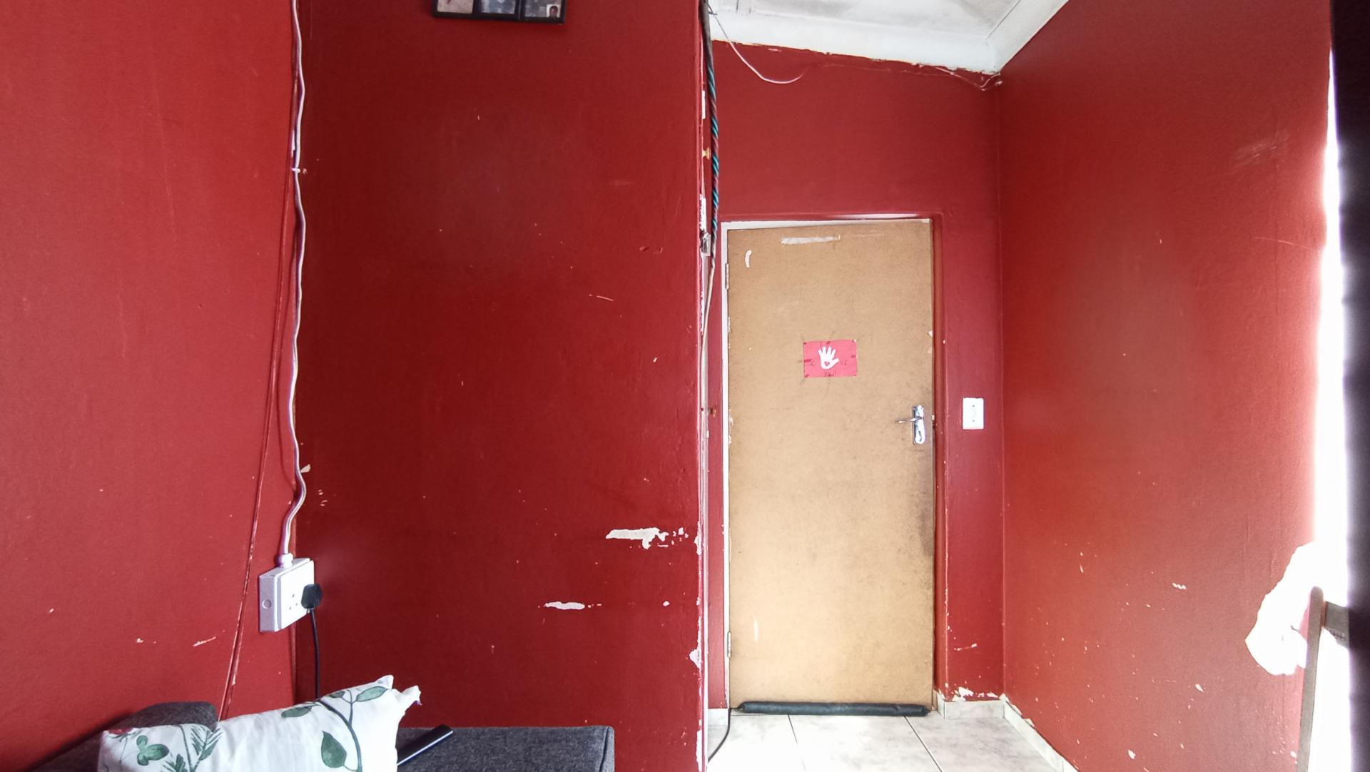 Bed Room 1 of property in Bezuidenhout Valley