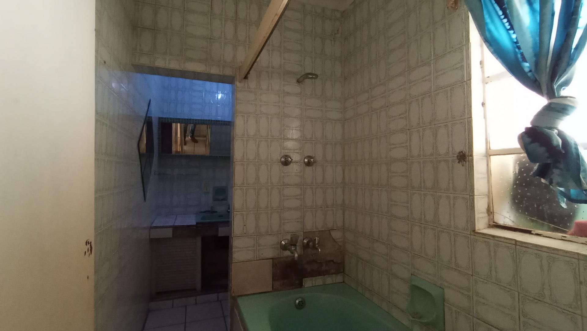 Bathroom 1 of property in Bezuidenhout Valley