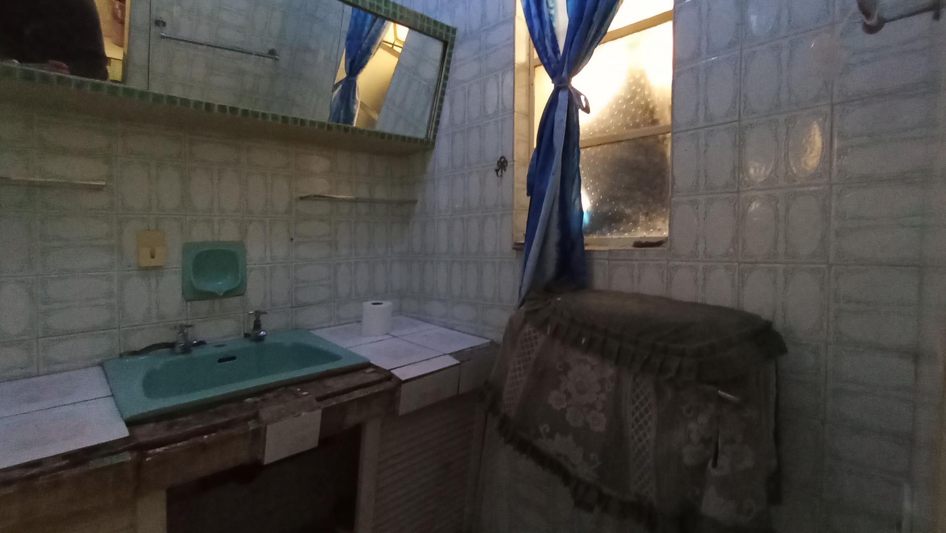 Bathroom 1 of property in Bezuidenhout Valley