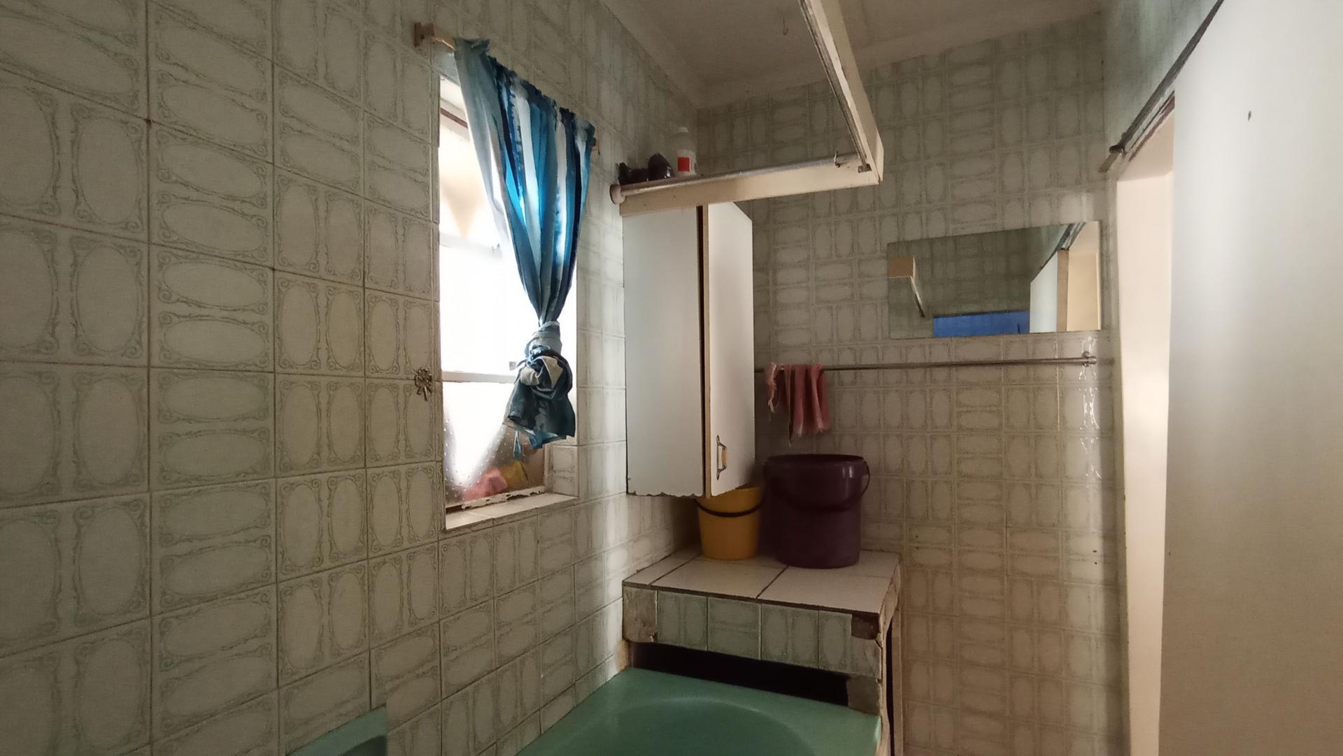 Bathroom 1 of property in Bezuidenhout Valley