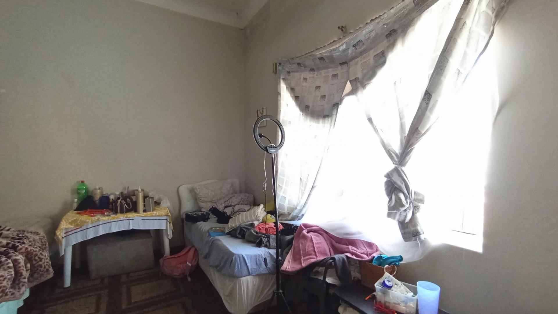 Bed Room 2 of property in Bezuidenhout Valley