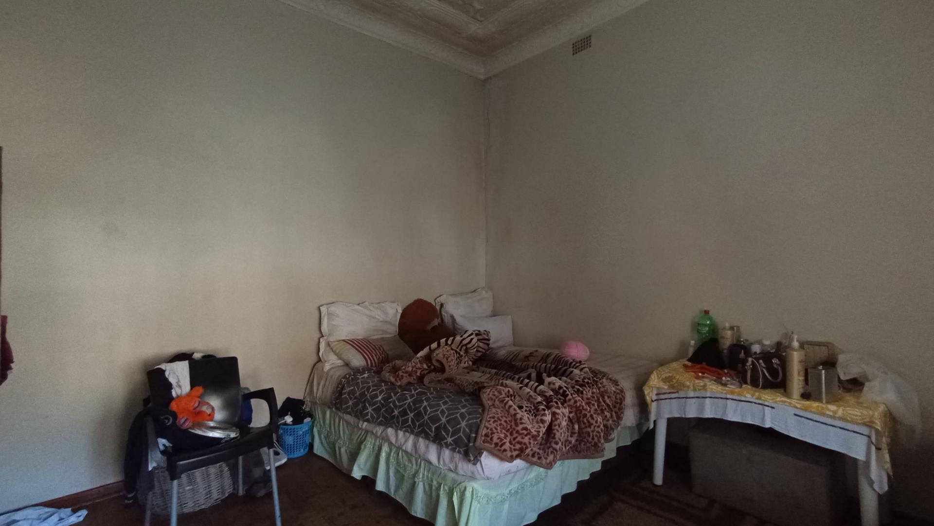 Bed Room 2 of property in Bezuidenhout Valley