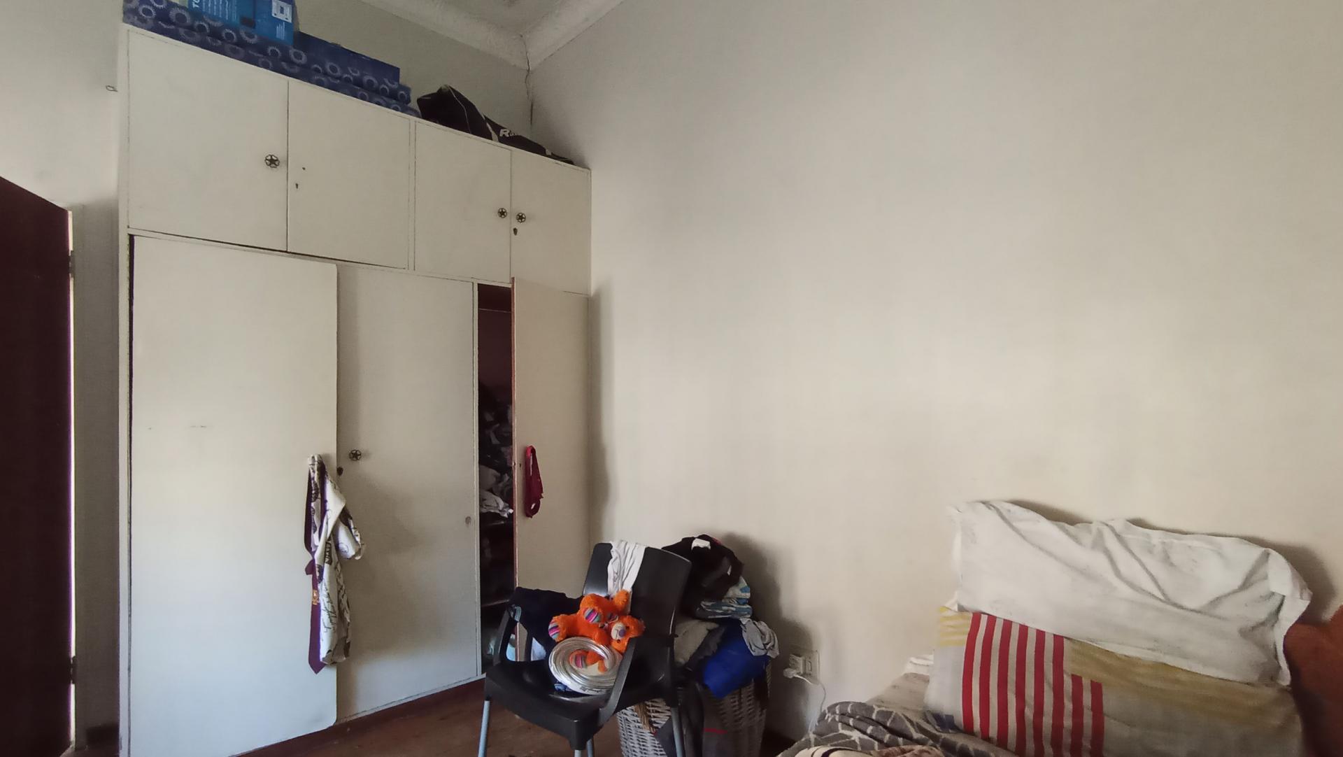 Bed Room 2 of property in Bezuidenhout Valley