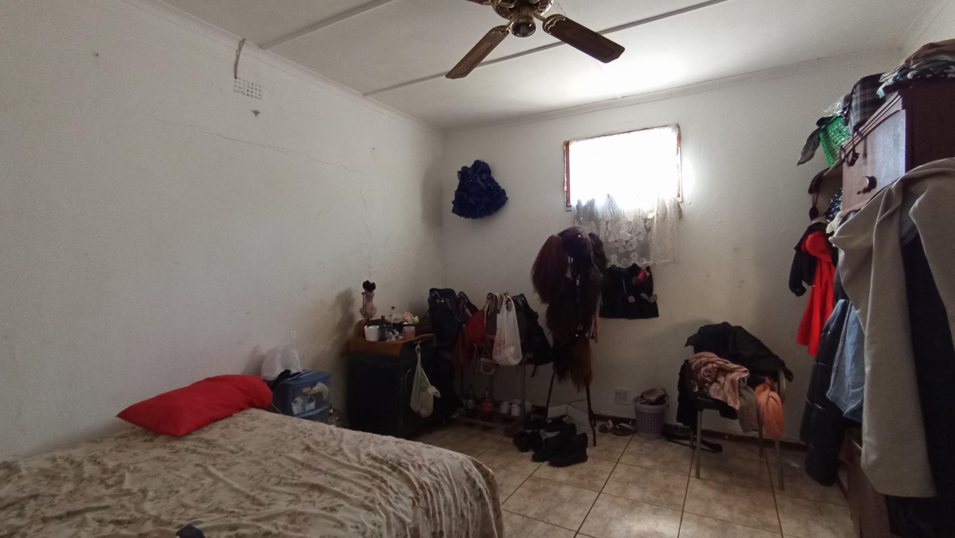 Bed Room 3 of property in Bezuidenhout Valley