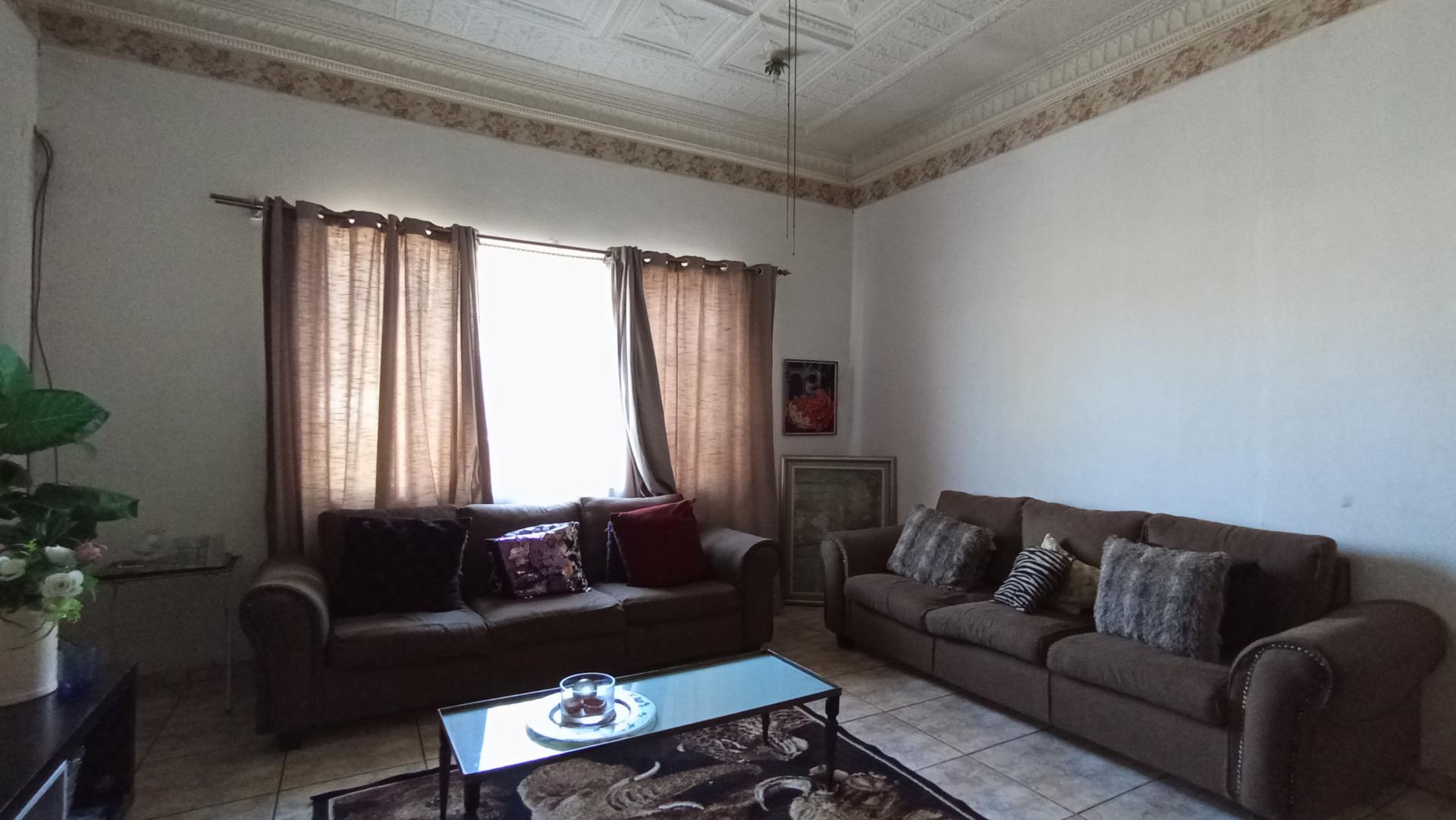 Lounges of property in Bezuidenhout Valley