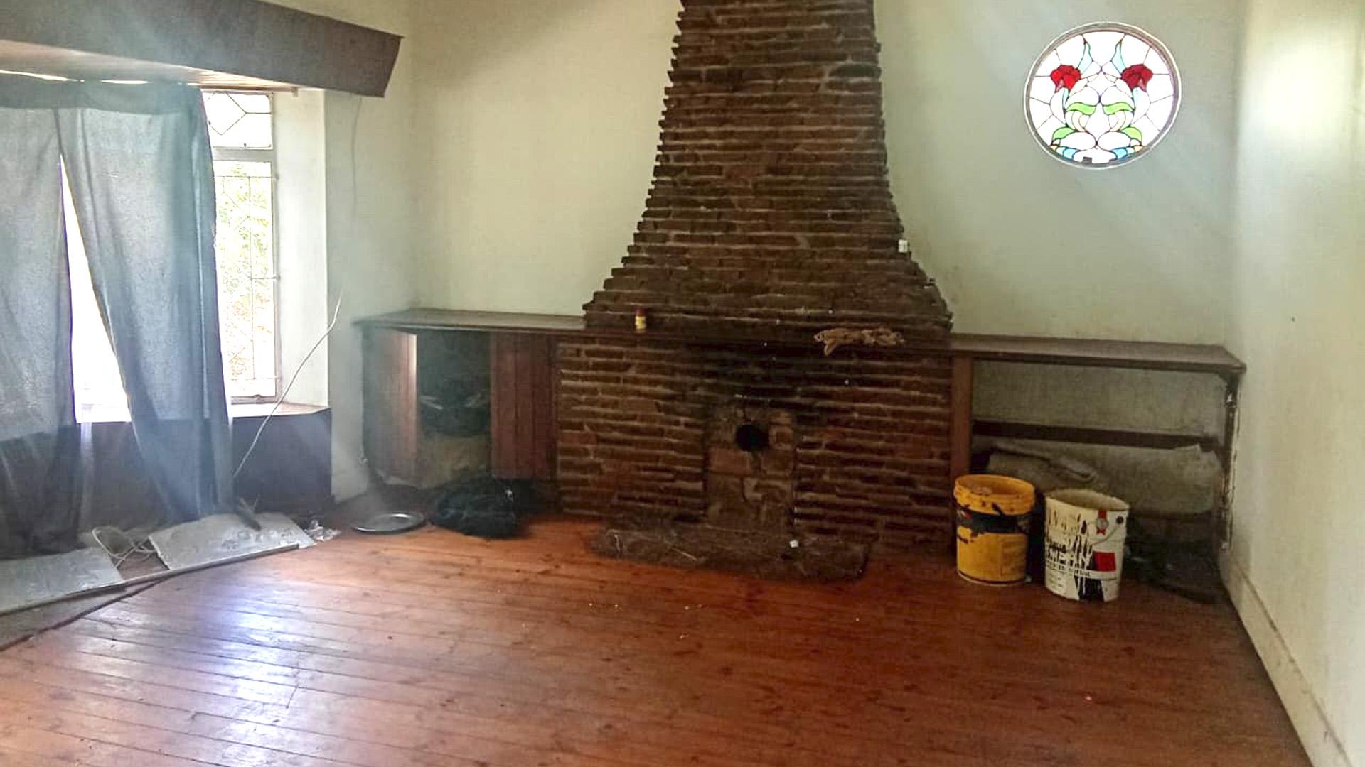 Lounges of property in Bezuidenhout Valley